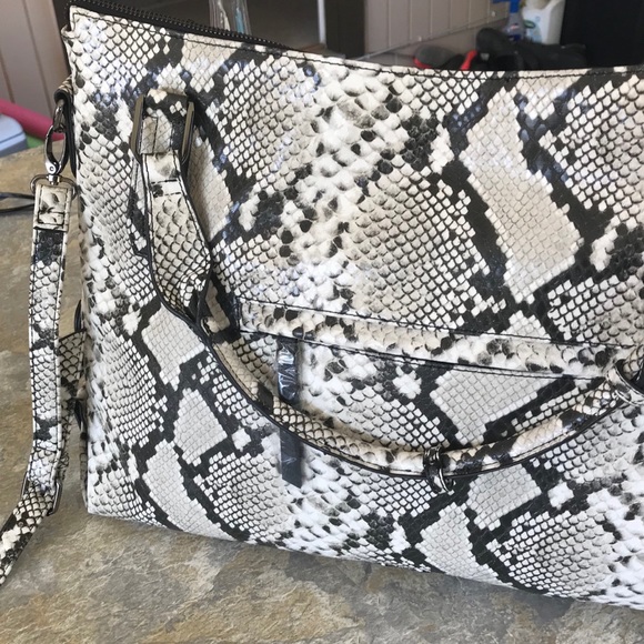 *SOLD* Jessica Simpson Handbag, Blk/Wht Snakeskin - Picture 2 of 13